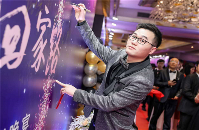 【高光“疫”事】勇敢逆行的特殊“网约车”——304am永利90后，用信念打通生命运输线